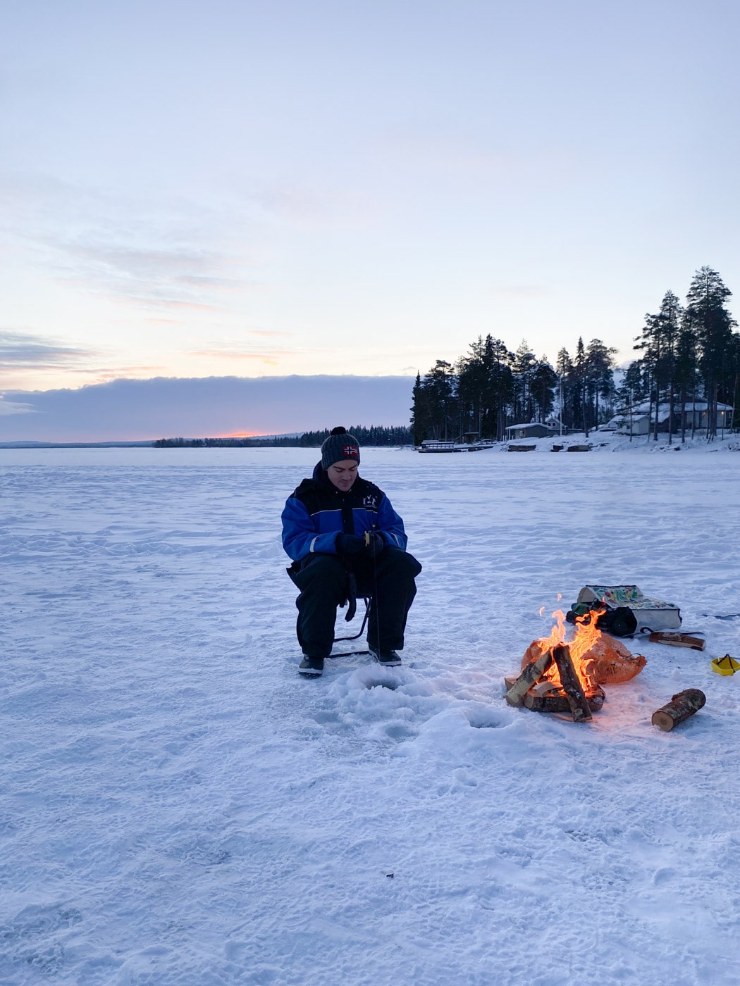 Pêcher sur un lac gelé à Rovaniemi