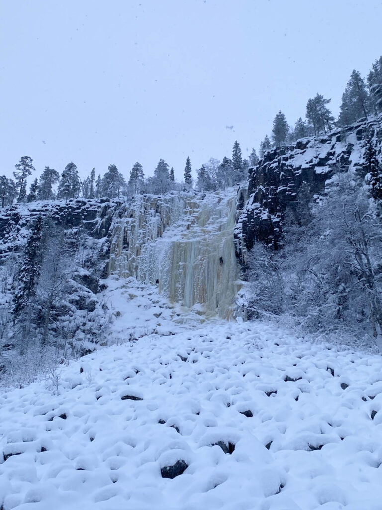 Chute d'eau gelé à Korouoma à Rovaniemi