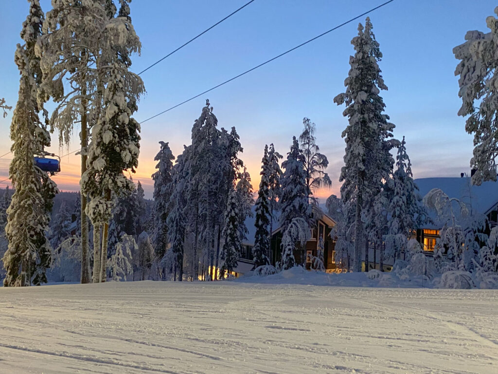 Décor en fin de journée du domaine skiable à Levi