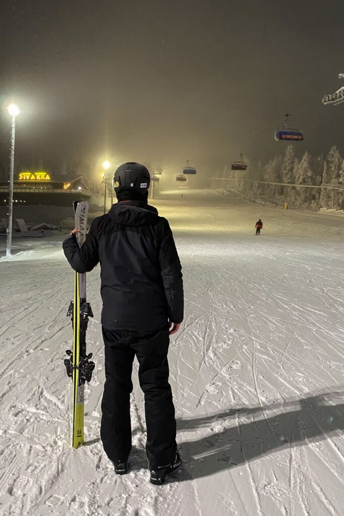 Domaine skiable en soirée