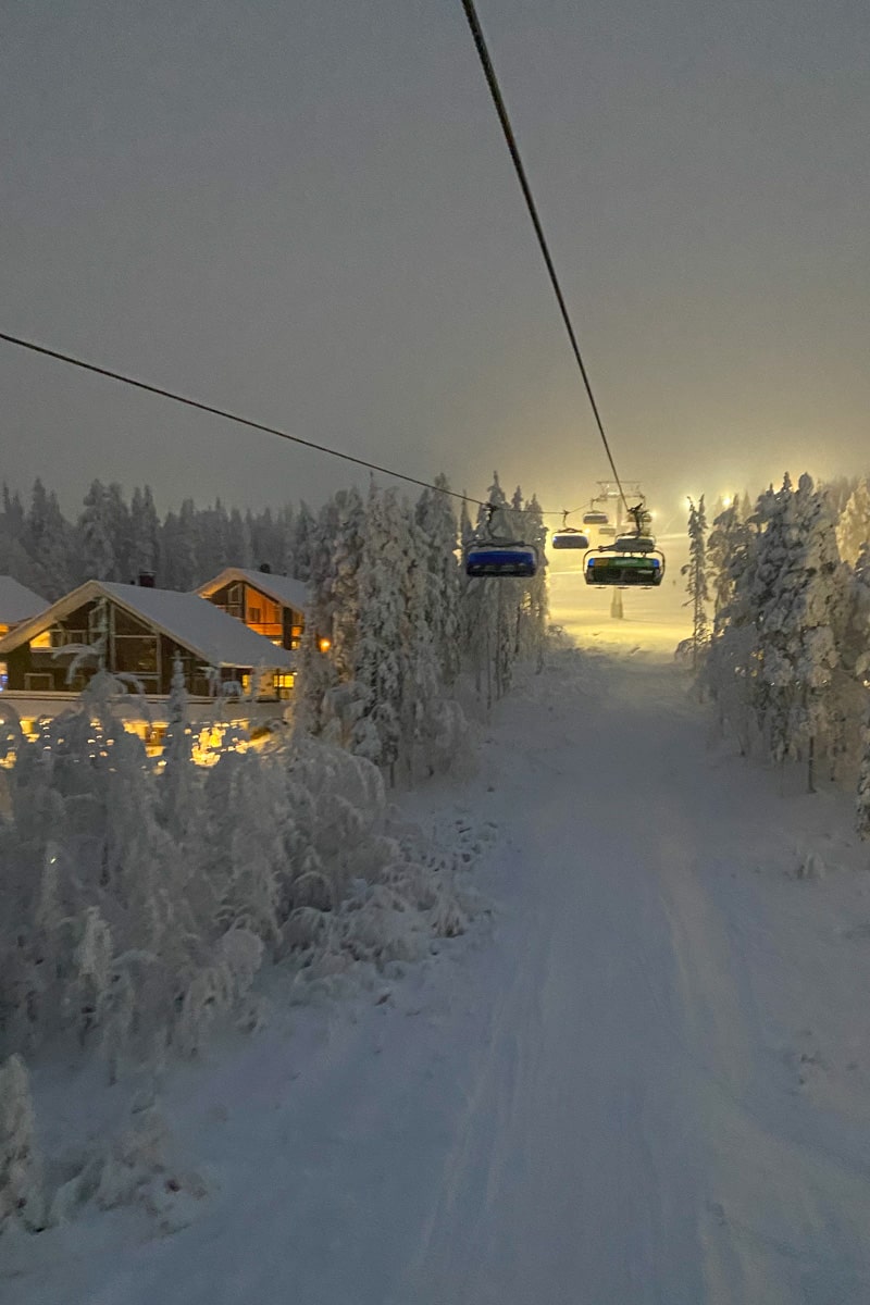 Domaine skiable en soirée à Levi