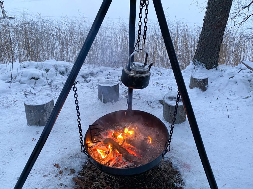 Pause déjeuner autour d'un barbecue traditionnel lapon