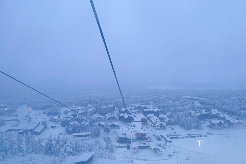 Vu panoramique du télésiège à Levi