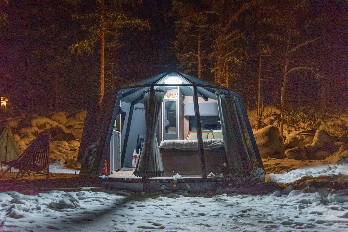 Intérieur d'un igloo de verre à Rovaniemi