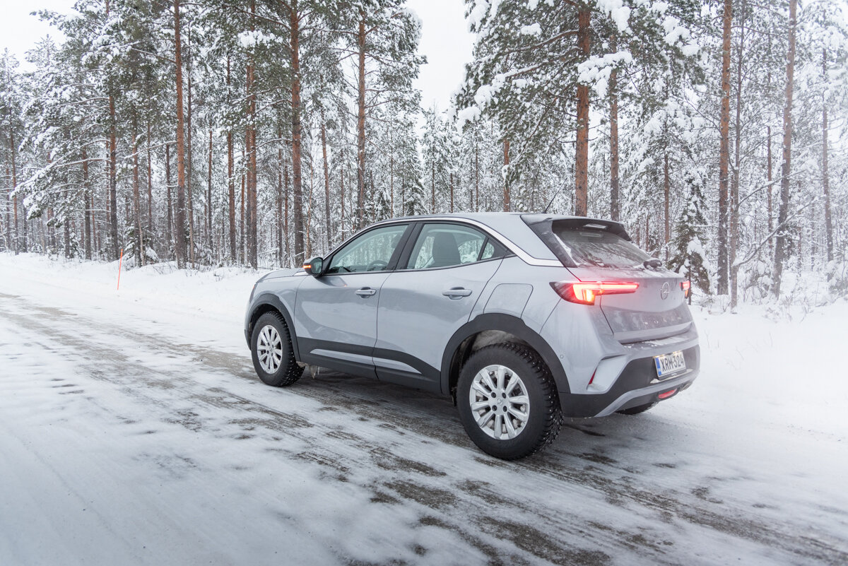 Voiture près de Rovaniemi en hiver